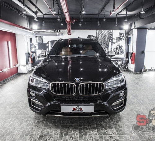 Локальная покраска капота в детейлинг центре SA CarLounge в Москве