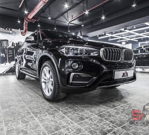 Покраска крыла автомобиля в детейлинг центре SA CarLounge в Москве