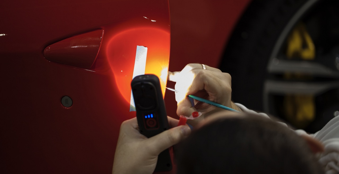 Обучение ремонту сколов в детейлинг центре SA CarLounge в Москве