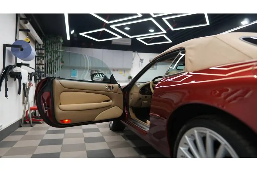 Перетяжка крыши салона автомобиля в детейлинг центре SA CarLounge в Москве